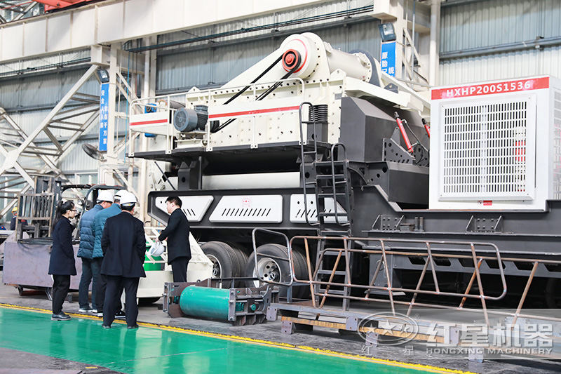 客戶在生產(chǎn)車間參觀建筑垃圾粉碎機